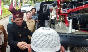 Gubernur Kepri Ansar Ahmad saat bertemu dan menerima Keluhan Petani Bintan yang dipersuli Petugas ASDP Tanjung Uban saat naik roro membawa hasil pertanianya dari Bintan ke Batam