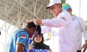 Gubernur Kepri Ansar Ahmad saat mengalungkan medali Emas pada salah satau Atlet di Porprov Kepri 2022 Bintan