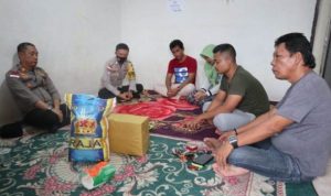 Kapolsek Bintim AKP.Suhardi Kunjungi Rumah Almarhum Siswa SMA Korban Perkelahian di Kijang