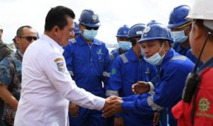 Gubernur Ansar menyambangi para pekerja (Foto: Humas)