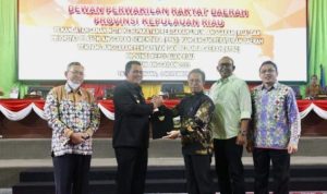 Ketua DPRD Kepri Jumaga Nadeak dan Gubernur Kepri Ansar Ahmad melakukan penandatangan Nota Kesepakatan KUA-PPAS pada Sidang Paripurna DPRD di DPRD Provinsi Kepri,Dompak, Tanjungpinang, Kamis (03-11-2022).