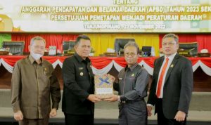 Ketua DPRD Kepri Jumaga Nadeak didampingi dua wakil ketua DPRD Kepri, Menyerahakan Dokumen Keuangan APBD Kepri 2023 ke Gubernur Kepri Ansar Ahmad