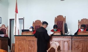 Pasangan suami istri ini, terdakwa Dewi Kusno dan Hengky Tornado disidangkan secara virtual di PN Tanjungpinang (Foto: Roland)