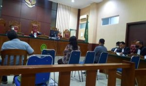 Tiga warga mengaku pemilik lahan hadir sebagai saksi, dalam kasus Korupsi Pengadaan Lahan TPA di Bintan. Ketiga saksi Hazizon, Suzana dan Hidayat menuding terdakwa Ari Syafriansyah Jual Lahan miliknya ke Pemerintah Kabupaten Bintan. (Foto: Roland).