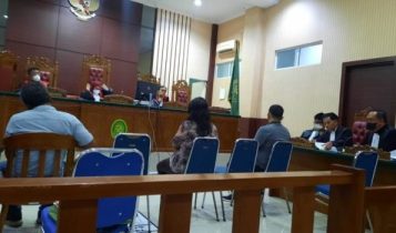 Korupsi Pengadaan Lahan Bintan Tiga Warga Pemilik Lahan Tuding Arif Jual Lahnya ke Pemerintah Tiga warga mengaku pemilik lahan hadir sebagai saksi, dalam kasus Korupsi Pengadaan Lahan TPA di Bintan. Ketiga saksi Hazizon, Suzana dan Hidayat menuding terdakwa Ari Syafriansyah Jual Lahan miliknya ke Pemerintah Kabupaten Bintan. (Foto: Roland).