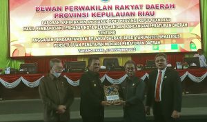 Setelah disahkan, Ketua DPRD Kepri menyerahkan dokumen Perda APBD Kepri 2023 ke Gubernur Kepri. APBD Kepri tahun 2023 ini disahkan dengan besaran Rp. 4.111 Triliun atau naik Rp. 640 miliar dibandingkan tahun 2022. (Foto: Presmedia)