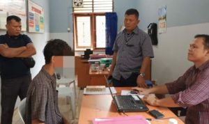 Pelaku Penggelapan saat diperiksa penyidik Unit Reskrim Polsek Tanjungpinang Timur (Foto: Roland)