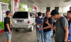 Kanit Opsnal Satreskrim Polresta Tanjungpinang, Ipda Fredy Simanjuntak bersama anggota saat mengecek sejumlah SPBU Di Tanjungpinang (Foto: Roland)