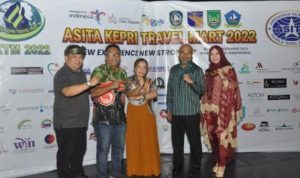Plt.Kepala dinas Pariwisata Kepri Luki Zaiman Prawira bersama ketua ASITA Kepri saat melakukan petemun dengan 135 Peserta AKTM di Kawasan Wisata Lagoi-Bintan