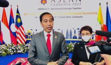 Presiden Jokowi didampingi Menlu Retno Marsudi memberikan keterangan pers kepada awak media di sela penyelenggaraan KTT ASEAN Kamboja, Jumat (11/11/2022). (Foto: BPMI Setpres)