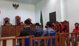 Terdakwa Akbar, Ishak, dan Ade saat dihadirkan dalam persidangan di PN Tanjungpinang (Foto: Roland)