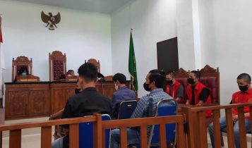 Selain Dijual Staf TU SMPN 1 Tanjungpinang ini Bagikan Tab Yang Digelapkan ke Istri Pertama Dan Kedua Terdakwa Akbar, Ishak, dan Ade saat dihadirkan dalam persidangan di PN Tanjungpinang (Foto: Roland)