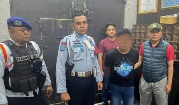 Kasi Pelayanan Tahanan Rutan Kelas I Tanjungpinang, Muhammad Setia Hadi dan KPR , Al Imran saat meringkus napi ke rutan.(Foto: Roland)