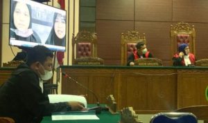 Dua terdakwa Korupsi dana Bantuan Operasional Sekolah (BOS) SMK Negeri 1 Kota Batam, Wiswira Deni dam Lea Lendrawijaya Suroso mengajukan eksepsi atas dakwaan berlapis oleh JPU Dedi Januari Simatupang di PN Tanjungpinang (Foto: Kejari-Batam)