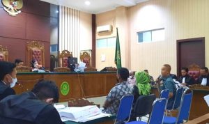Sidang Korupsi pengadaan lahan TPA Bintan, tiga saksi mantan Sekretaris Camat Bintan Utara, Nuraini. Kemudian, mantan Kepala Dinas PUPR Kabupaten Bintan, Junirianto dan Tim Pengadaan Lahan, Evan diperiksa di PN Tanjungpinang (Foto: Roland)