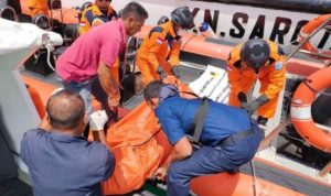 Tim Basaranas mengevakuasi satu korban tenggelam kapal kayu di Batam