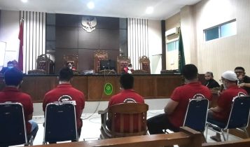 Tri Wahyu Sebut Muksin DPO Tim Pemenangan Pilkada Isdianto Dan Penerima Dana Pokir DPRD Terdakwa Tri Wahyu Widadi selalu Kabid Anggaran pada Badan Pengelolaan Keuangan Aset Daerah (BPKAD) Kepri bersama keempat terdakwa lainnya di Pengadilan Negeri (PN) Tanjungpinang, Selasa (29/11/2022). (Foto: Roland/Presmedia)