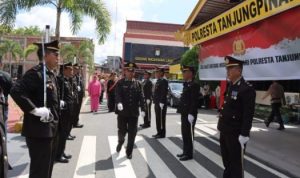 Pelepasan 7 personel Polresta Tanjungpinang yang menjalani Purna Bhakti atau pensiun dilaksanakan dengan dengan prosesi pedang pora (Foto: Roland)