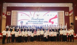 72 peserta Latsar CPNS Pemprov Kepri berfoto bersama Sekda Kepri dan narasumber