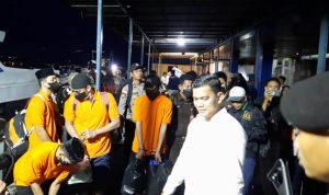 Kepala Cabang Kejaksaan Negeri Natuna di Tarempa (Kacabjari), Roy Huffington Harahap saat membawa 9 tahanan yang tiba di Pelabuhan SBP Tanjungpinang, Jumat (23/12/2022) sore. (Foto: Roland).