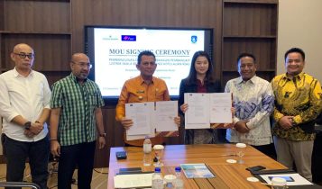 Gubernur Kepulauan Riau H. Ansar Ahmad menandatangani MoU Memorandum of Understanding (MoU) rencana proyek pembangunan Pembangkit Listrik Tenaga Surya (PLTS) dengan PT. Marubeni Global (Wiraraja Group) di hotel Aston, Batam, Sabtu (24/12/2022). (Foto: Humas-Kepri).