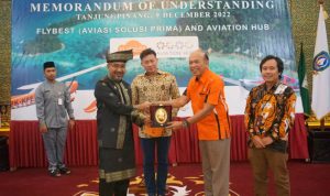 Direktur PT. Aviasi Solusi Prima, Flybest Aviation Indonesia melakukan MoU dengan Aviation Hub Singapura di Gedung Daerah, Tanjungpinang, Jumat (09/10/2022).