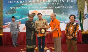 Aviasi Solusi Prima MoU Kerjasama Aviation Hub Singapura Direktur PT. Aviasi Solusi Prima, Flybest Aviation Indonesia melakukan MoU dengan Aviation Hub Singapura di Gedung Daerah, Tanjungpinang, Jumat (09/10/2022).