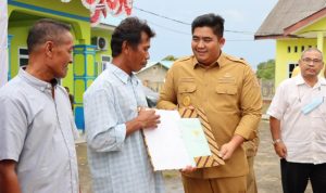 Bupati Bintan Roby Kurniawan. Saat memberikan sertifikat lahan warga Burung yang diperoleh secara gratis. (Foto: Hasura)