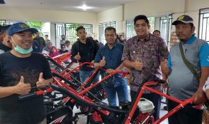 Bupati Bintan Roby Kurniawan saat menyerahkan bantuan Tractor kepada Petani dan Kelompok Tani di Bintan