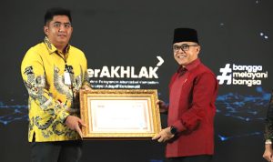 Bupati Bintan Roby Kurniawan menerima penghargaan Atas Inovasi Pelayanan Publik yang diserahkan secara langsung oleh MenpanRB, Abdullah Azwar Anas di Hotel Bidakara, Jakarta Selatan, Selasa (6/12/2022).