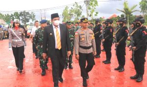 Bupati Bintan dan Kapolres Bintan AKBP Tidar Wulung Dahono saat memeriksa Pasukan sebelum melaksanakan Operasi Lilin Seligi 2022 di Bintan