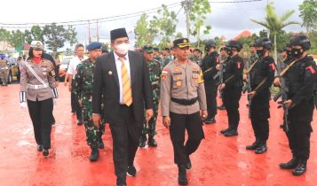 Bupati Bintan dan Kapolres Bintan AKBP Tidar Wulung Dahono saat memeriksa Pasukan sebelum melaksanakan Operasi Lilin Seligi 2022 di Bintan Bupati Bintan dan Kapolres Bintan AKBP Tidar Wulung Dahono saat memeriksa Pasukan sebelum melaksanakan Operasi Lilin Seligi 2022 di Bintan