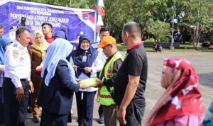 Walikota Rahma didampingi Dishub Kota Tanjungpinang menyerahkan atribut Parkir di halaman kantor Dinas Perhubungan, Terminal Sei Carang, Senin (21/11/2022) (Foto: Prokopim Tanjungpinang)