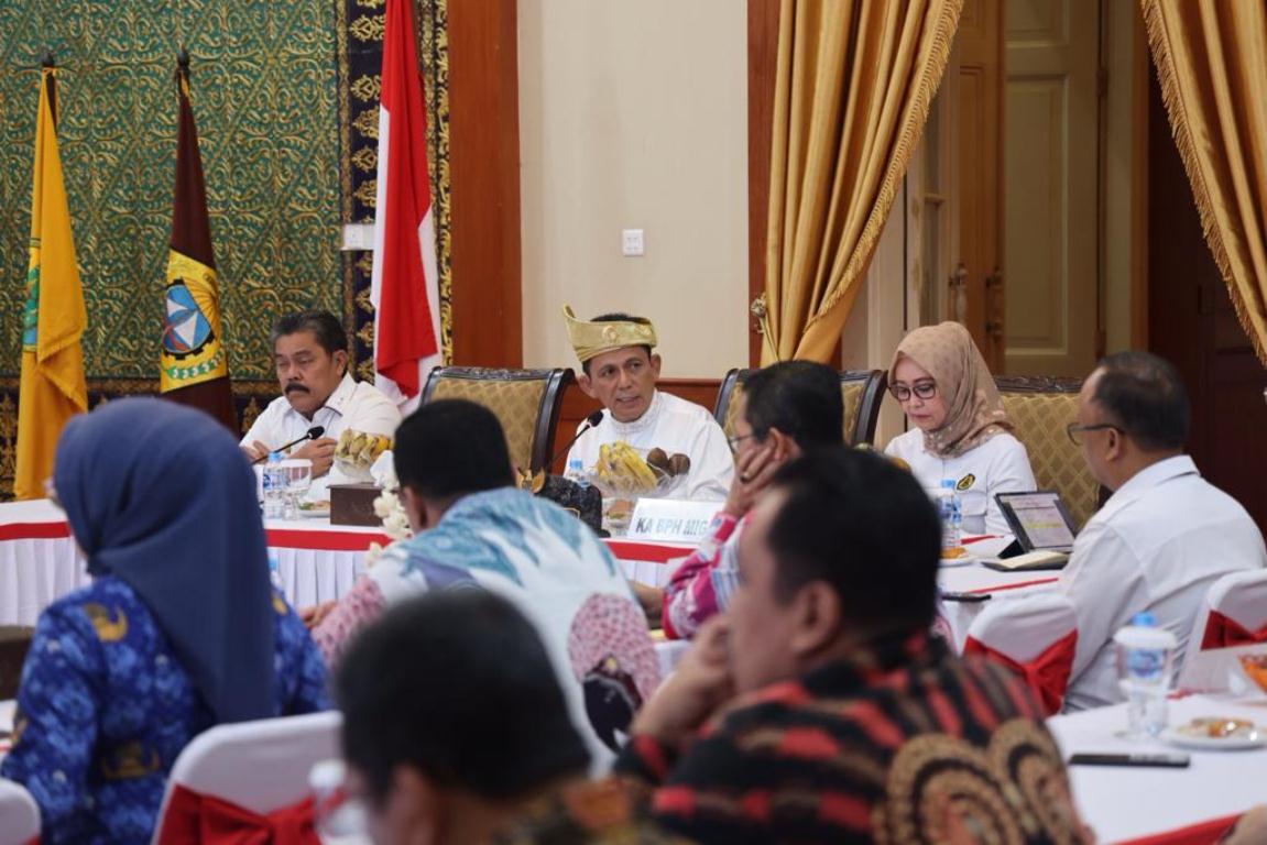 Gubernur Kepri Kumpulkan Bupati Walikota dan Forkopimda Bahas Keamanan Dan Kondisi Harga Pangan di Kepri Jelang Natura Gubernur Provinsi Kepri Ansar Ahmad mengumpulkan Bupati, Walikota dan Forkopimda, bahas keamanan dan kondisi harga pangan menjelang Natal dan Tahun Baru (Nataru) di Kepri pada Rapat Koordinasi di Gedung Daerah, Tanjungpinang, Kamis (22/12/2022).