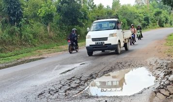 Jalan Provinsi di Jalan Nusantara Km 23 Tanjungpinang-Kijang Hanur dan Berlobang dan mengancam keselamatan jiwa pengendara