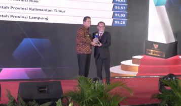 Kepri Diberi Anugerah Provinsi Informatif 2022 Oleh KI Pusat Menko Polhukam RI Mahfud MD menyerahkan Anugerah Informatif, pada daerah, kepada Gubenur Kepri Ansar Ahmad di Atria Hotel, Jakarta, Rabu (14/12/2022).