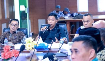 Ketua Tim KPKD Lingga Neko Wesha Pawelloy saat memimpin rapat Penanggulangan Kemiskinan Daerah (KPKD) Lingga. (Foto: Humas-Lingga).