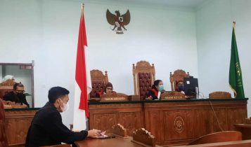 Kompak Jadi Kurir Narkoba Pasutri Dewi dan Hengky Dituntut 9 96 Tahun Penjara Kompak Jadi Kurir Narkoba, Pasutri Ini Dituntut 9 sampai 9,6 Tahun Penjara secara virtual di PN Tanjungpinang (Foto: Roland)