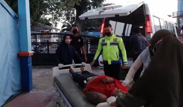 Korban pengendara motor Vixion inisial Ip saat dibawa ke RSUD Dabo Singkep Korban pengendara motor Vixion inisial Ip saat dibawa ke RSUD Dabo Singkep