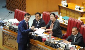 Menkumham Yasonna Laoly dan Ketua DPR RI Puan Maharani, pada Rapat Paripurna DPR RI, Kamis (15-12-2022). (Foto-Humas Kemenkumham)