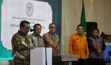 PT dan PTA Kepri di Tanjungpinang Mulai Terima Perkara Banding dari PN dan PNA Ketua MA HM. Syarifuddin didampingi Gubernur Kepri Ansar Ahmad saat meresmikan PT dan PTA Kepri bersama 11 PT lainya di Indonesia dari Tanjungpinang (Foto: Humas Kepri)