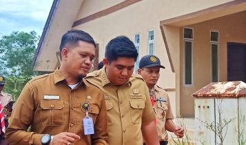 Kepala Dinas PUPR Bintan Wan Afandi dan Bupati Bintan Roby Kurniawan, saat berbincang tentang progres dan program pembangunan di Bintan. (Foto: Hasura).
