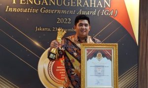Bupati Bintan Roby Kurniawan saat menerima IGA-Award dari MenpanRB dan Mendagri, atas keberhasilan Pemkab Bintan sebagai daerah Perbatasan Terinovatif IGA-Award 2022. (Foto: Humas-Bintan).