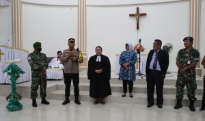 Kapolresta Tanjungpinang Kombes Pol. H. Ompusunggu, melaksanakan peninjauan pengamanan malam Natal tahun 2022 di HKBP Bintan Center Tanjungpinang (Humas-Polresta)