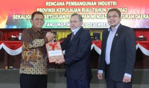 Perda Rencana Pembangunan Industri Provinsi (RPIP) Kepri 2022-2024 disahkan, Wakil ketua DPRD Kepri menyerahkan Dokumen perda ke gubernur