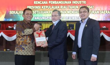 Perda Rencana Pembangunan Industri Provinsi RPIP Kepri 2022 2024 disahkan Wakil ketua DPRD Kepri menyerahkan Dokumen perda ke gubernur Perda Rencana Pembangunan Industri Provinsi (RPIP) Kepri 2022-2024 disahkan, Wakil ketua DPRD Kepri menyerahkan Dokumen perda ke gubernur