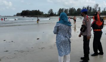 Polisi di Pos Pelayanan Nataru Pantai Trikora Himbau Pengunjung Waspada Cuaca Ekstrim