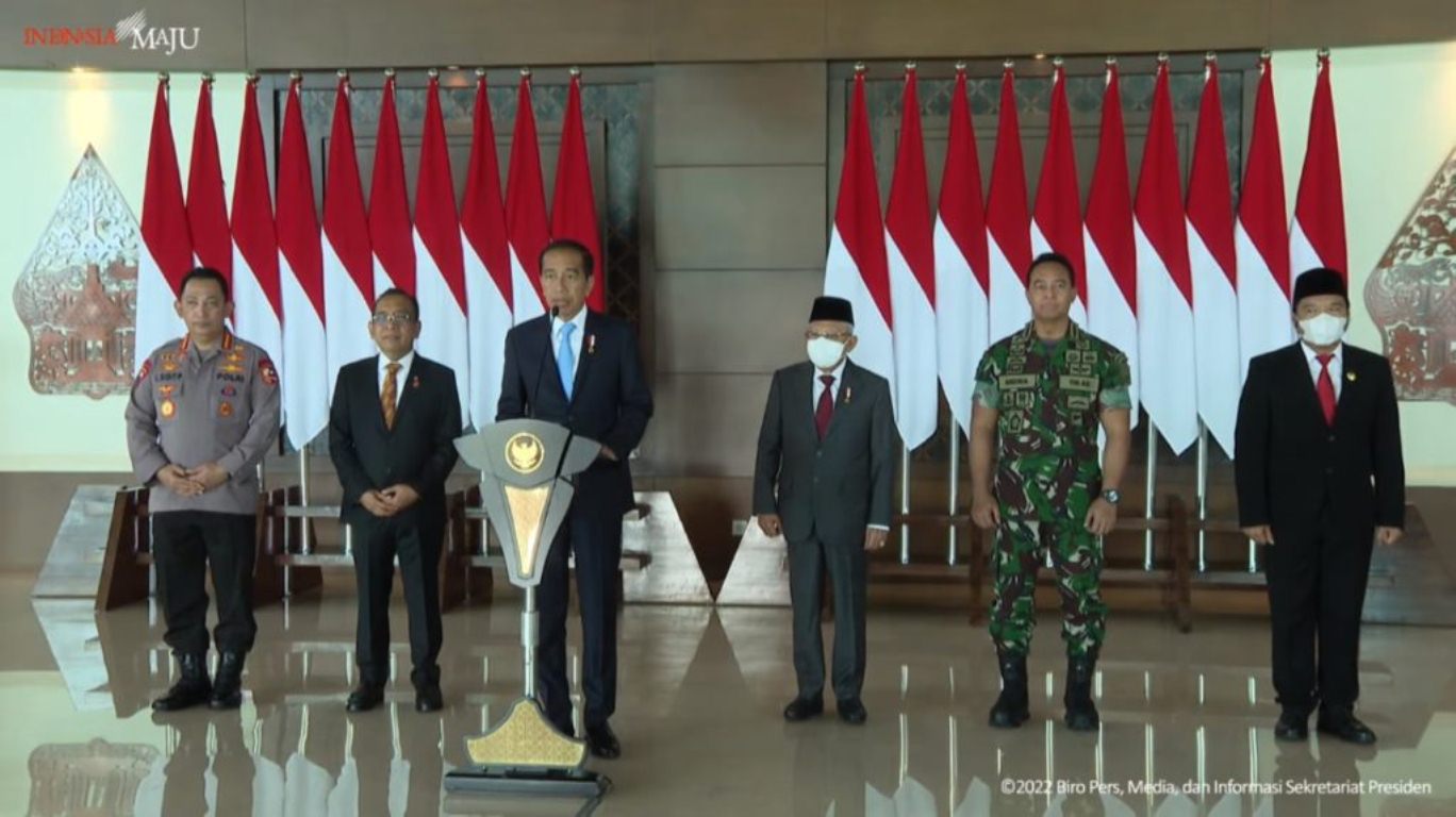 Presiden Jokowi didampingi Wapres Ma’ruf Amin dan pejabat lainnya dalam keterangan pers di Bandara Soekarno Hatta, Selasa (13-12-2022). (Sumber: Tangkapan Layar)
