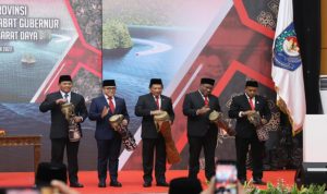 Menteri Dalam Negeri (Mendagri) atas nama Presiden RI Joko Widodo (Jokowi) meresmikan Papua Barat Daya menjadi provinsi baru di tanah air, Jumat (09/12/2022), di Gedung Sasana Bhakti Praja, Kantor Pusat Kementerian Dalam Negeri (Kemendagri), Jakarta. (Foto: Humas Mendagri)