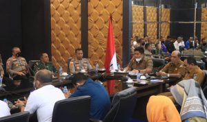 Bupati Bintan Roby Kurniawan bersama pejabat lainnya saat memimpin rapat koordinasi bersama lintas sektoral jelang Natal dan Tahun Baru di Ruang Rapat II Kantor Bupati Bintan, Selasa (20/12/2022). (Foto: Hasura)
